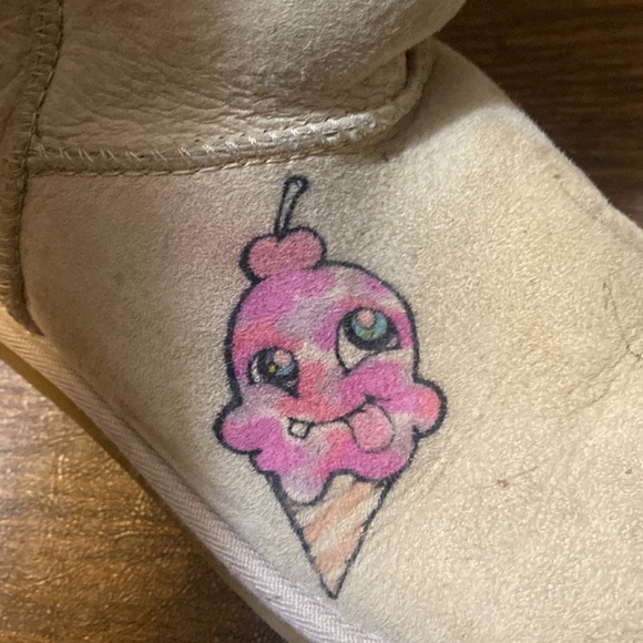 UGG Classic Short w cute design! Size 6 - Picture 3 of 11